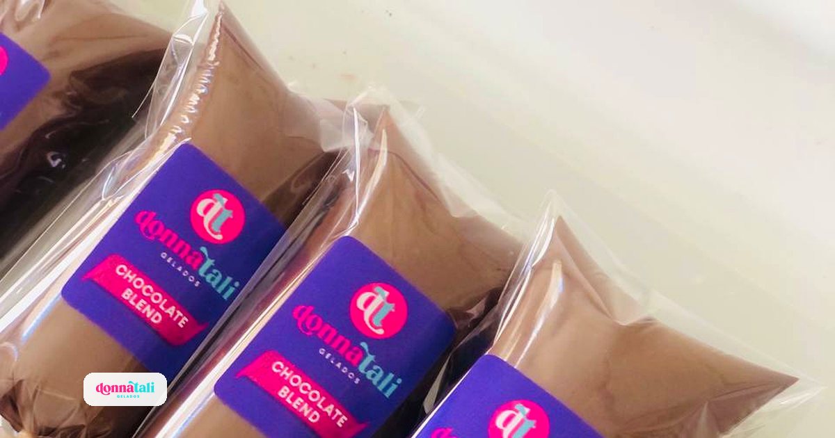 Geladinhos Donnatali sabor chocolate blend, embalados e organizados no freezer