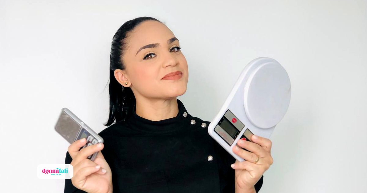 Talita, da Donnatali Gelados, segurando uma balança de cozinha e uma calculadora