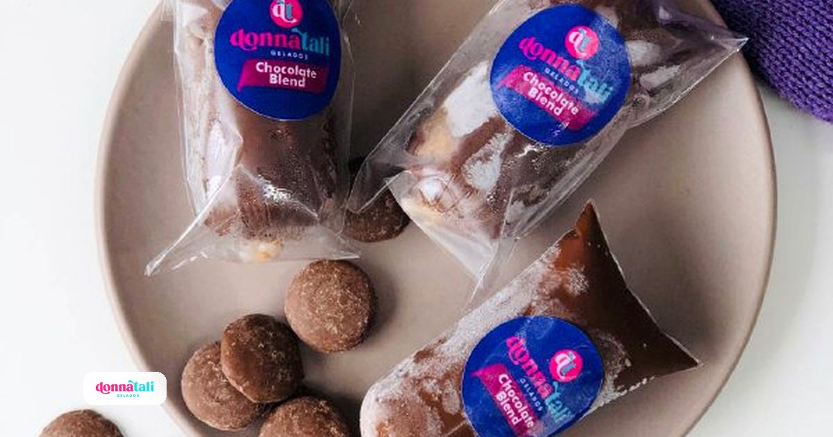 Geladinhos Donnatali sabor chocolate blend num prato, com gotas de chocolate ao lado