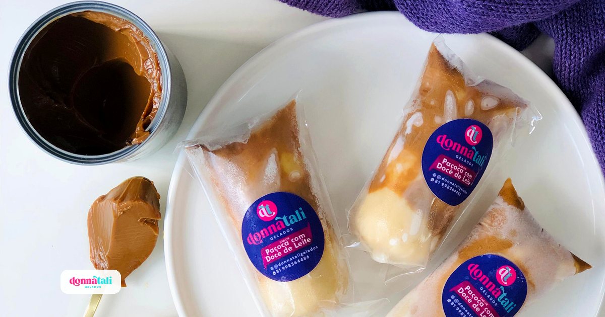 Geladinhos Donnatali sabor paçoca com doce de leite num prato branco, ao lado de uma lata de doce de leite