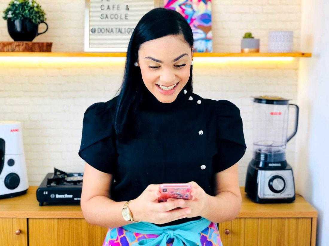 Talita usando o app GCN na cozinha